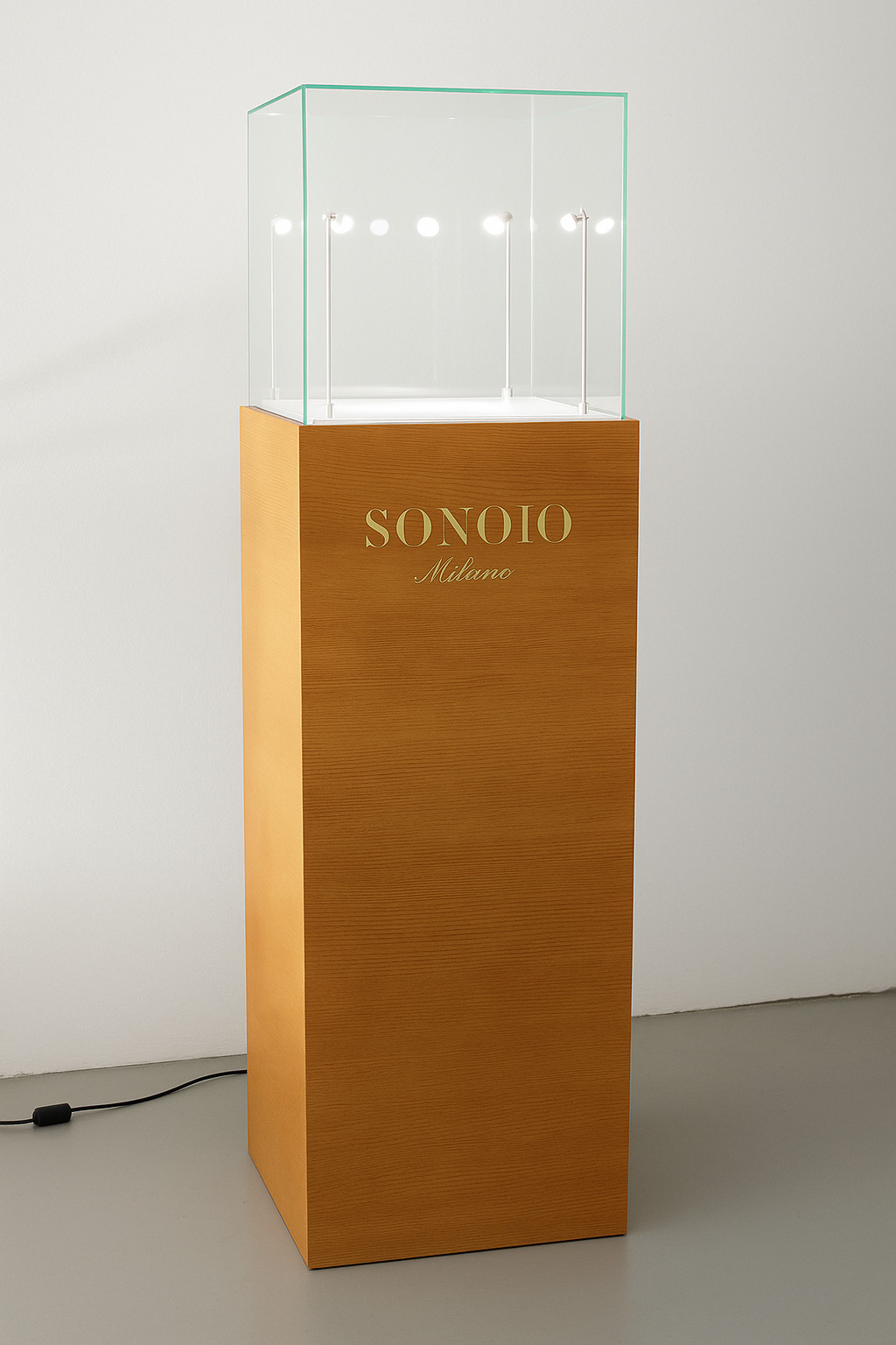 totem legno frassino con teca in vetro e faretti led